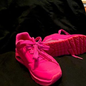 SKECHERS GIRLS UNO SNEAKER - BRIGHT PINK